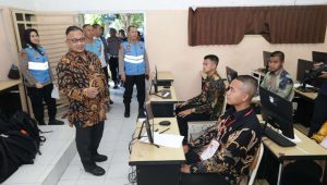Foto: Peserta mengikuti tes psikologi Akpol 2026 di SMKN 5 Surabaya dengan pengawasan Kompolnas