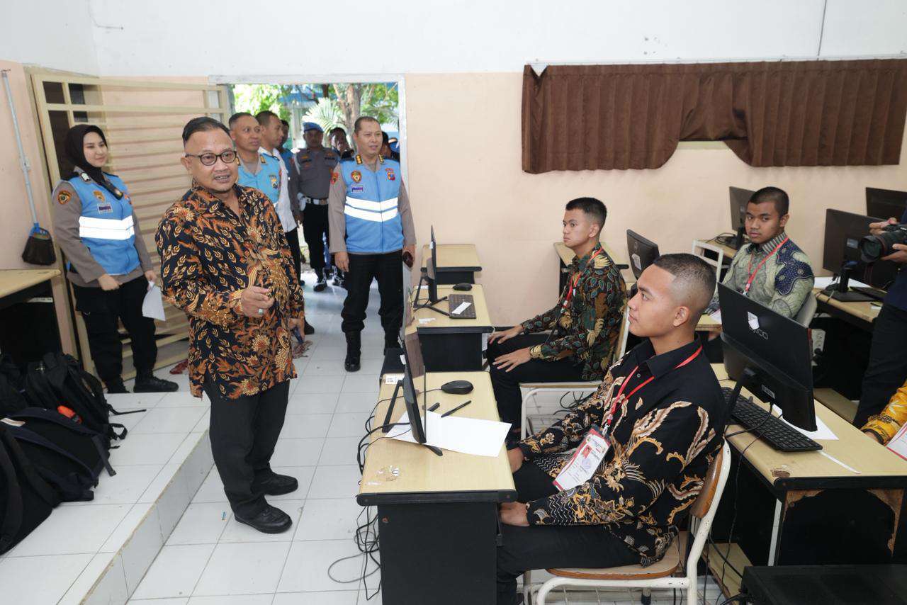 Foto: Peserta mengikuti tes psikologi Akpol 2026 di SMKN 5 Surabaya dengan pengawasan Kompolnas