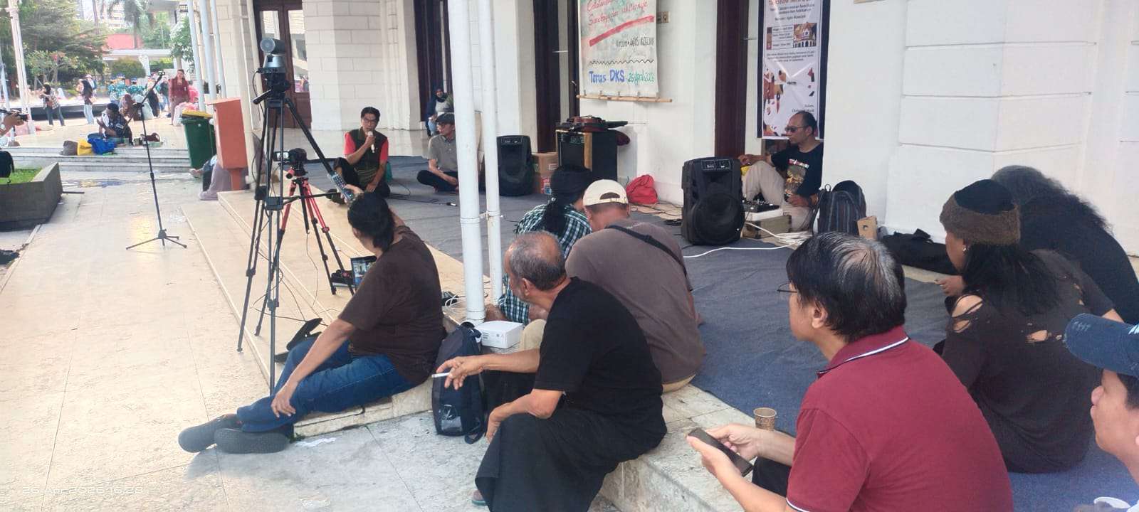 Foto: Suasana talk show seniman di teras Kantor Dewan Kesenian Surabaya membahas polemik dengan Pemkot Surabaya