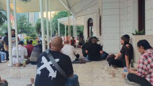 Foto: Suasana talk show seniman di teras Kantor Dewan Kesenian Surabaya membahas polemik dengan Pemkot Surabaya