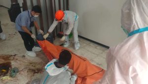 Foto: Petugas evakuasi jenazah perempuan di rumah kawasan Tambaksari Surabaya dengan pengamanan kepolisian