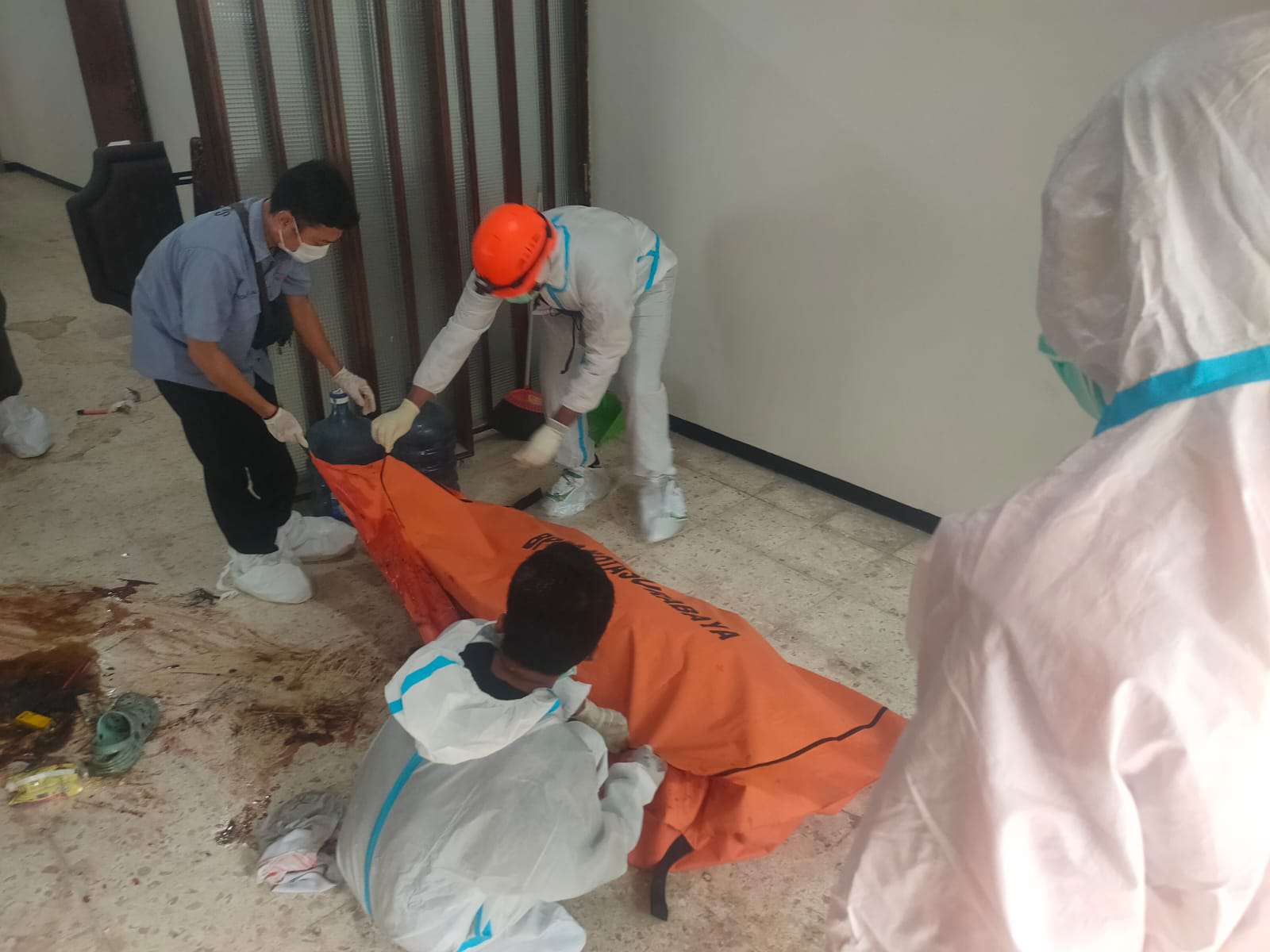 Foto: Petugas evakuasi jenazah perempuan di rumah kawasan Tambaksari Surabaya dengan pengamanan kepolisian