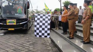 Foto: Pelepasan jamaah haji kloter 25 Kabupaten Madiun di Pendopo Ronggo Jumeno oleh Bupati Hari Wuryanto