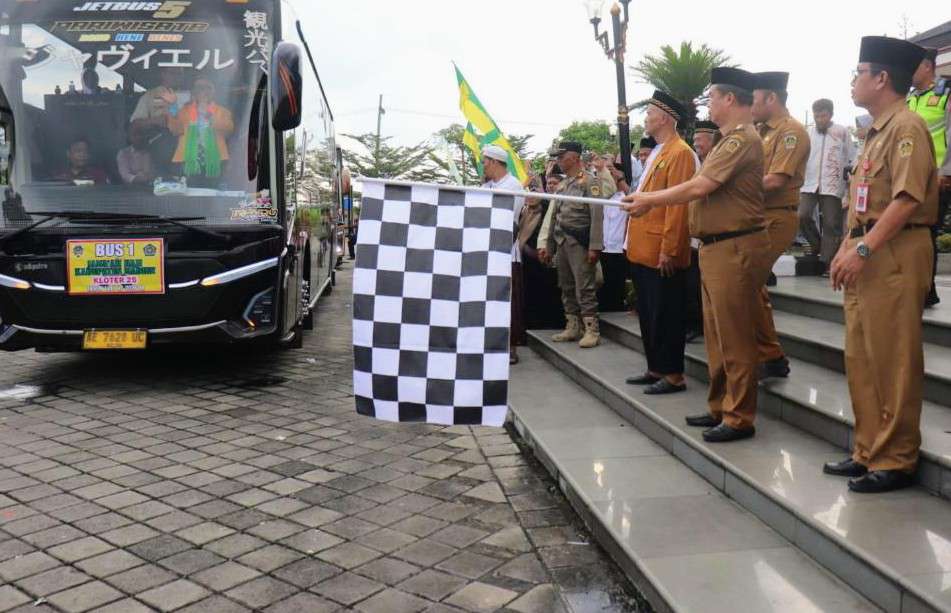 Foto: Pelepasan jamaah haji kloter 25 Kabupaten Madiun di Pendopo Ronggo Jumeno oleh Bupati Hari Wuryanto