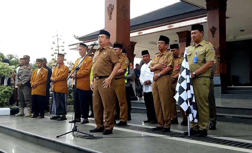 Foto: Pelepasan jamaah haji kloter 25 Kabupaten Madiun di Pendopo Ronggo Jumeno oleh Bupati Hari Wuryanto