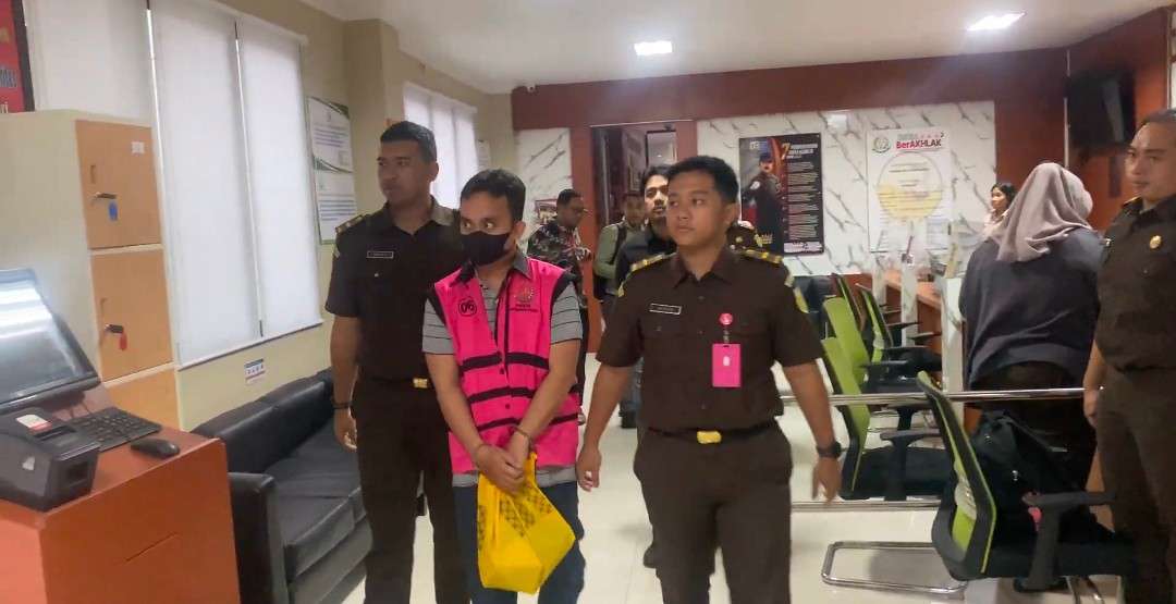 Foto: Penyidik Kejari Surabaya menahan pegawai BRI terkait kasus korupsi kredit mikro senilai Rp 2,9 miliar