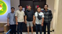 Foto: Petugas Kejari Surabaya menangkap DPO kasus KDRT di kawasan Lontar Surabaya Barat