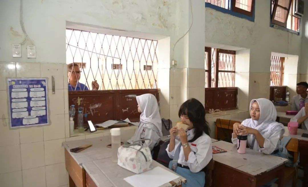 Foto: Aries Agung Paewai saat meninjau kegiatan belajar mengajar di SMAN 7 Surabaya