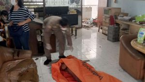 Foto: Petugas gabungan mengevakuasi jenazah pria di rumah kawasan Simokerto Surabaya