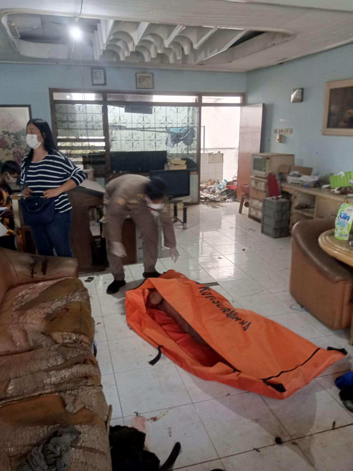 Foto: Petugas gabungan mengevakuasi jenazah pria di rumah kawasan Simokerto Surabaya