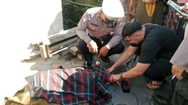 Foto: Lokasi penemuan pria tewas bersimbah darah di Jalan Wonokusumo Surabaya