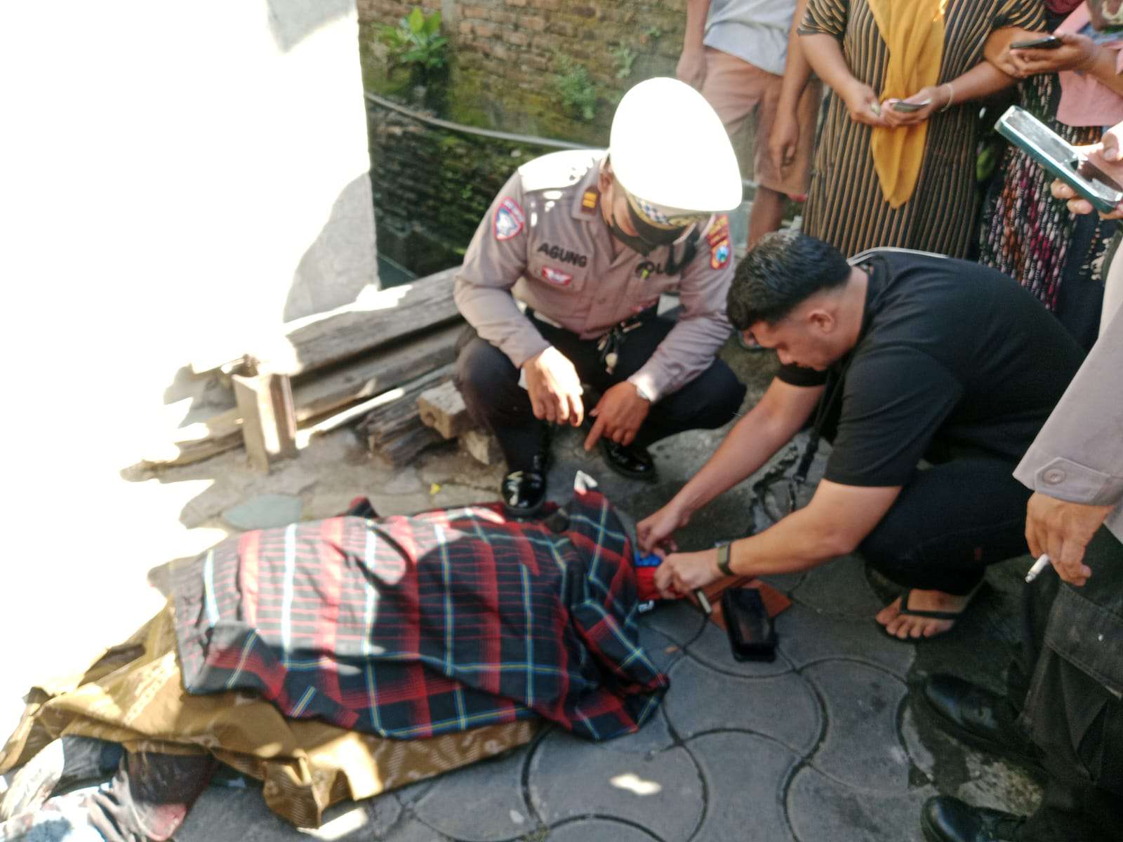 Foto: Lokasi penemuan pria tewas bersimbah darah di Jalan Wonokusumo Surabaya