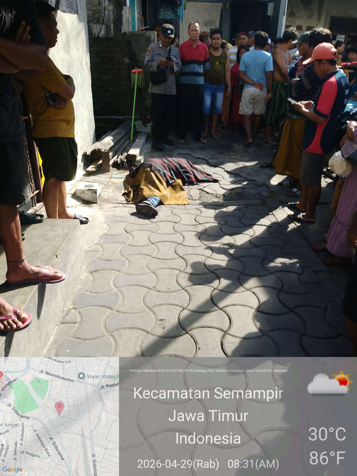 Foto: Lokasi penemuan pria tewas bersimbah darah di Jalan Wonokusumo Surabaya