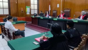 Foto: Sidang kasus ITE terdakwa Komar di Pengadilan Negeri Surabaya terkait penyebaran flyer aksi ricuh di Grahadi