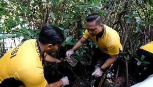 Foto: Petugas gabungan tiga pilar Asemrowo melakukan aksi bersih sampah di Kampung Warna-Warni dan kawasan pesisir Shontoh Laut Surabaya dalam rangka Hari Bumi 2026