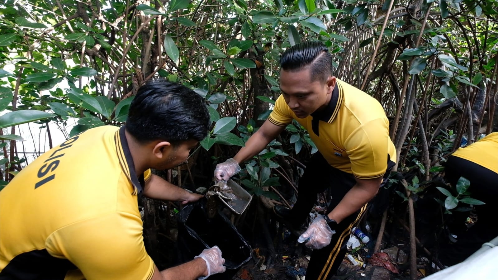 Foto: Petugas gabungan tiga pilar Asemrowo melakukan aksi bersih sampah di Kampung Warna-Warni dan kawasan pesisir Shontoh Laut Surabaya dalam rangka Hari Bumi 2026