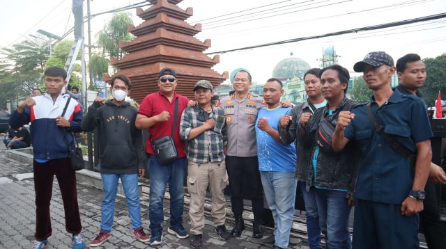 Foto: Suasana damai peringatan May Day 2026 di Surabaya dengan pengamanan humanis aparat kepolisian