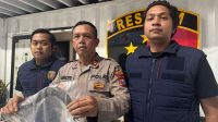 Foto: Polisi mengamankan pelaku pembunuhan di Wonokusumo Surabaya bersama barang bukti celurit