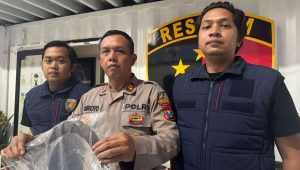 Foto: Polisi mengamankan pelaku pembunuhan di Wonokusumo Surabaya bersama barang bukti celurit