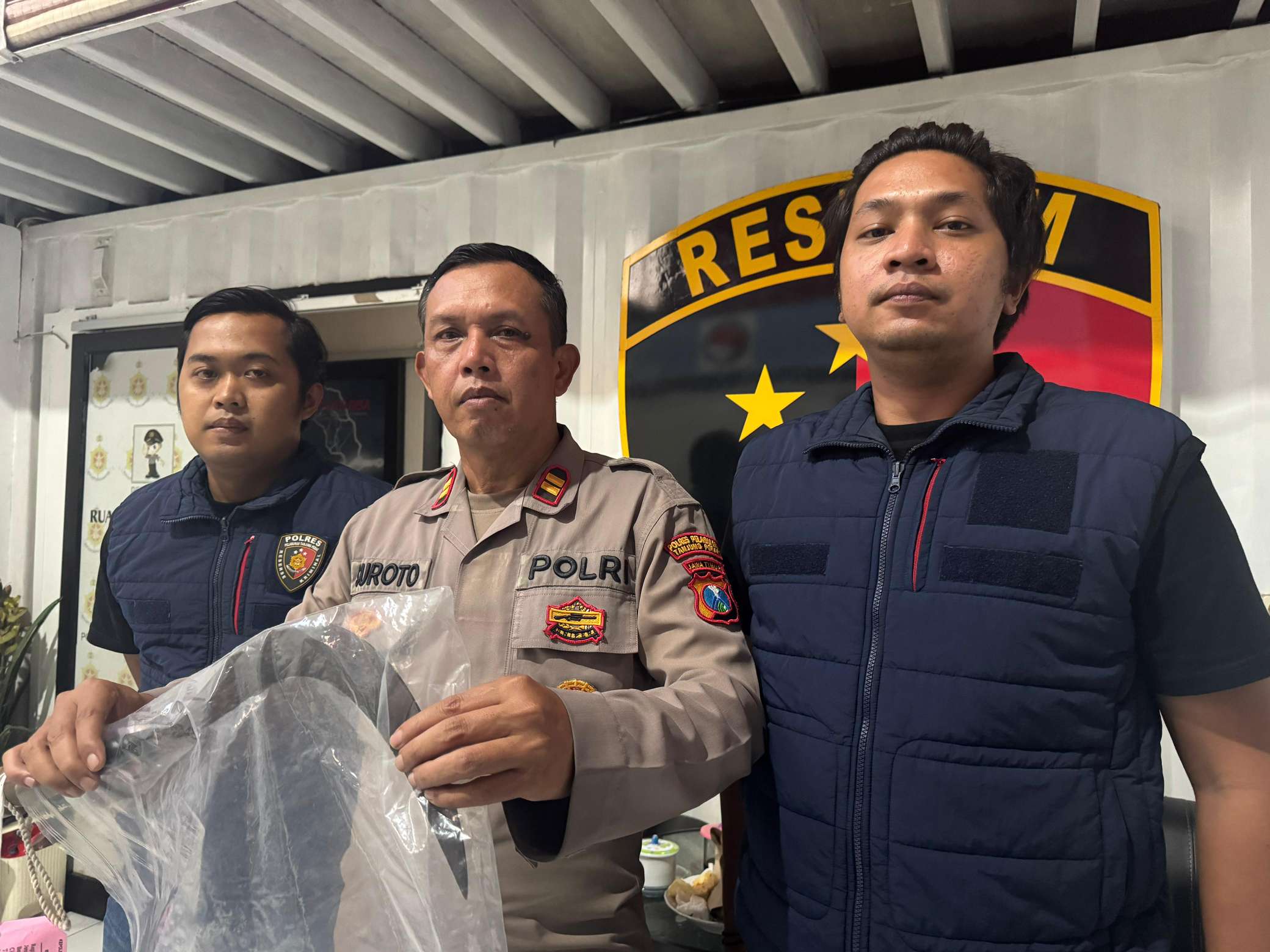 Foto: Polisi mengamankan pelaku pembunuhan di Wonokusumo Surabaya bersama barang bukti celurit