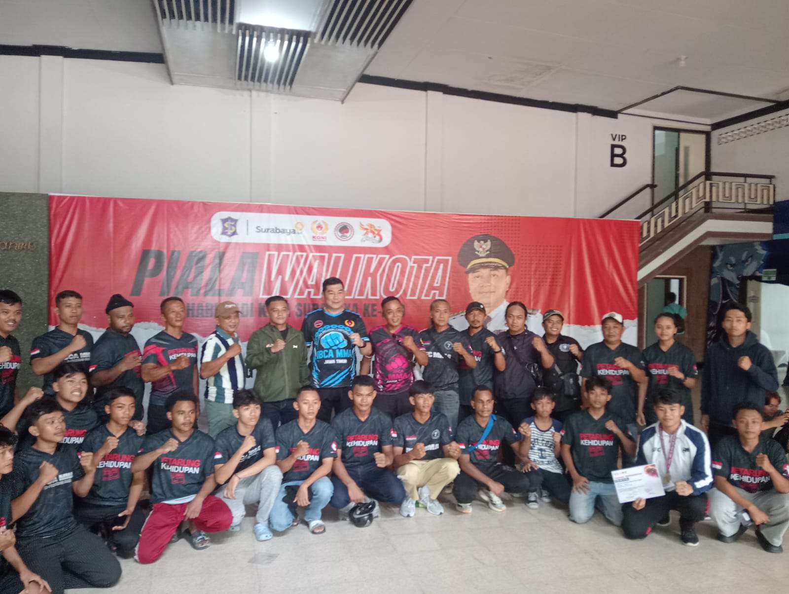 Foto: Atlet MMA bertanding dalam Kejurprov IBCA MMA Jawa Timur 2026 di Surabaya