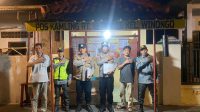Foto: Petugas Satbinmas Polres Madiun Kota melakukan penilaian pos kamling di Kelurahan Winongo pada malam hari