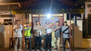Foto: Petugas Satbinmas Polres Madiun Kota melakukan penilaian pos kamling di Kelurahan Winongo pada malam hari