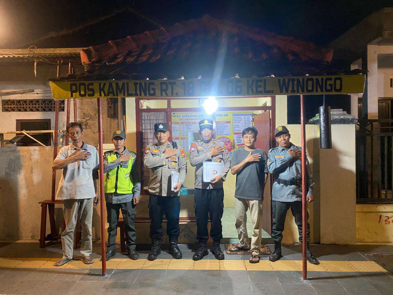 Foto: Petugas Satbinmas Polres Madiun Kota melakukan penilaian pos kamling di Kelurahan Winongo pada malam hari