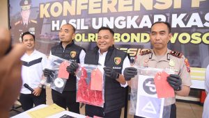 Foto: Konferensi pers Polres Bondowoso mengungkap kasus live streaming asusila berbayar di rumah kontrakan