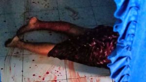 Foto: Lokasi kejadian penganiayaan di Mojokerto dengan bercak darah di dalam rumah korban