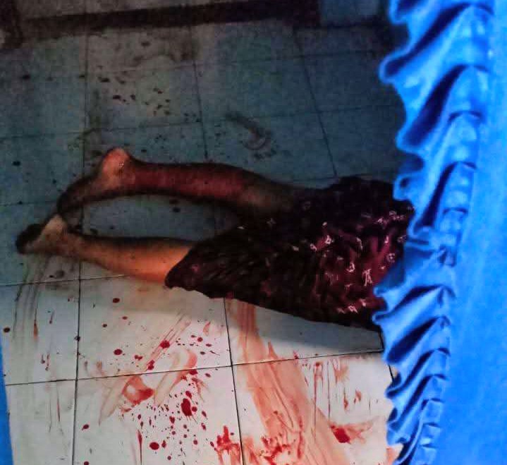 Foto: Lokasi kejadian penganiayaan di Mojokerto dengan bercak darah di dalam rumah korban