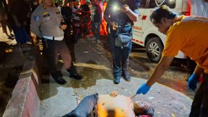 Foto: Petugas Inafis melakukan olah TKP pria meninggal mendadak di taman fasum Tengger Kandangan Benowo Surabaya