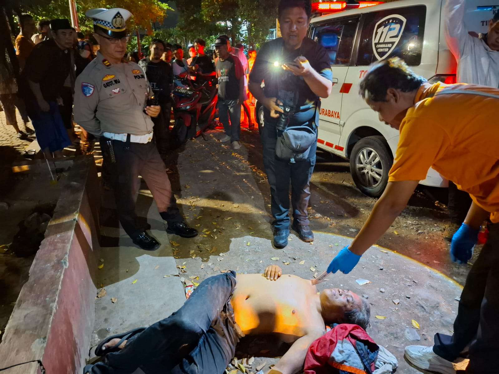 Foto: Petugas Inafis melakukan olah TKP pria meninggal mendadak di taman fasum Tengger Kandangan Benowo Surabaya