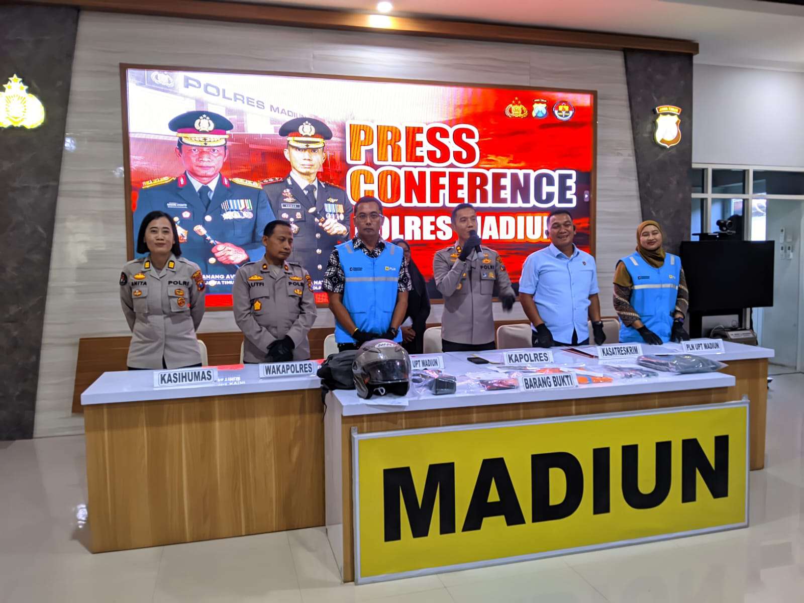 Foto: Polres Madiun Konferensi pers terkait kasus pencurian busbar dan accu gardu PLN dengan tersangka berkedok teknisi PLN.