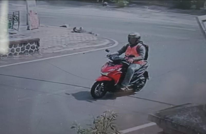 Foto: pelaku pencurian saat menjalankan aksinya terekam CCTV