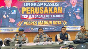 Foto: Konferensi pers Polres Madiun Kota terkait pengungkapan kasus perusakan rumah warga di Jalan Dadali, Kota Madiun.