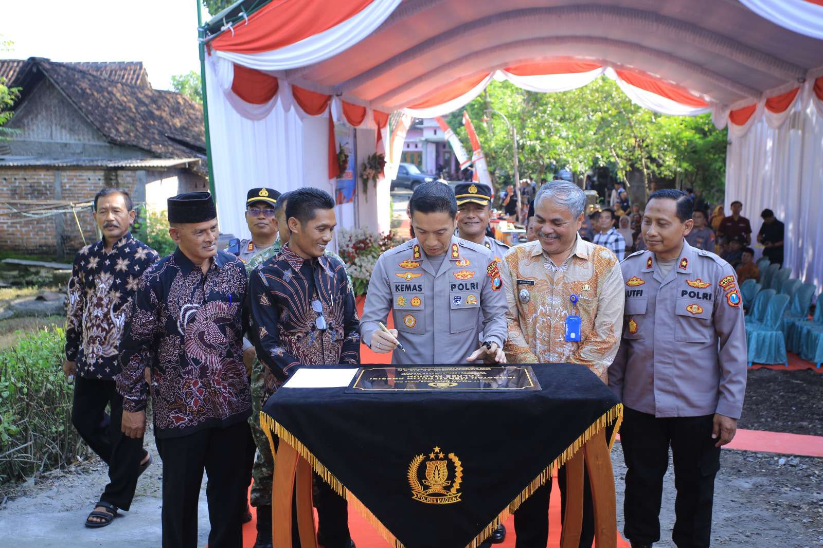 Foto: Kapolres Madiun AKBP Kemas Indra Natanegara meresmikan Jembatan Merah Putih Presisi di Desa Purworejo Kecamatan Pilangkenceng Kabupaten Madiun.