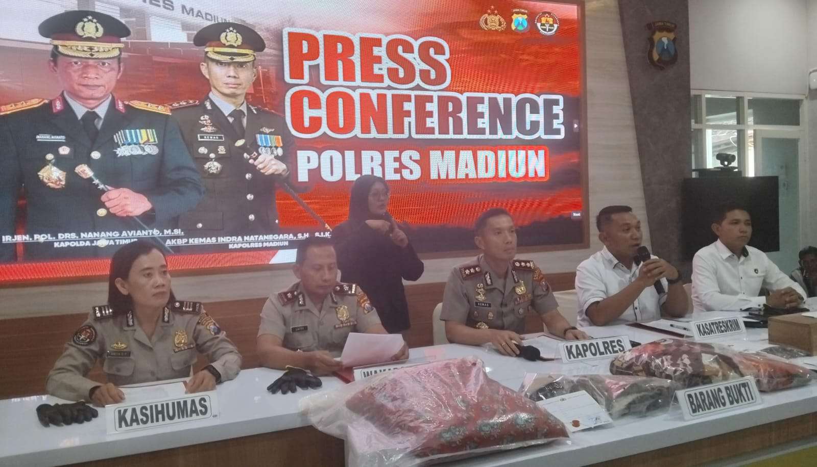 Foto: Konferensi pers Polres Madiun terkait penangkapan residivis pelaku pembunuhan Mak Santi di Saradan Kabupaten Madiun.