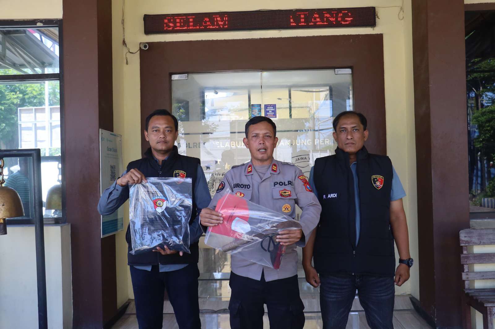 Foto: Polsek Kenjeran mengamankan pelaku pembobolan rumah di Bulak Banteng Surabaya akibat dendam persoalan burung merpati.