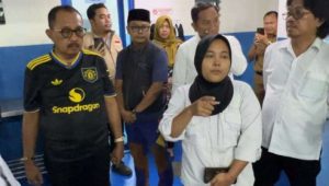 Foto: Wakil Wali Kota Surabaya Armuji bersama Ketua Fraksi PDIP DPRD Surabaya Budi Leksono dan anggota Komisi D DPRD Surabaya Abdul Malik turun langsung meninjau dapur program MBG di Tembok Dukuh Surabaya usai dugaan keracunan ratusan siswa.
