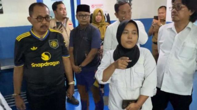 Foto: Wakil Wali Kota Surabaya Armuji bersama Ketua Fraksi PDIP DPRD Surabaya Budi Leksono dan anggota Komisi D DPRD Surabaya Abdul Malik turun langsung meninjau dapur program MBG di Tembok Dukuh Surabaya usai dugaan keracunan ratusan siswa.