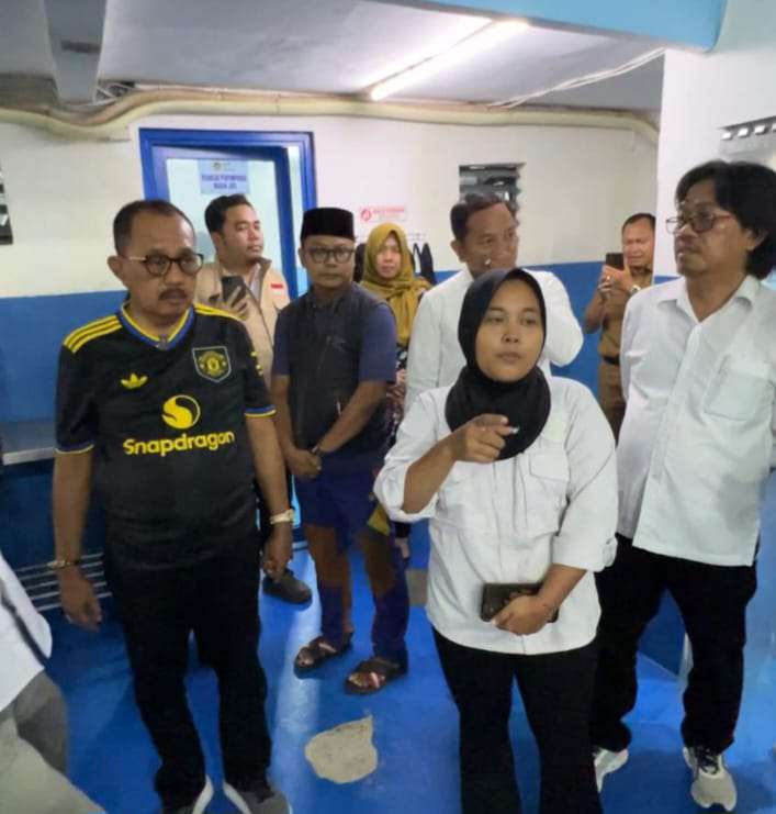 Foto: Wakil Wali Kota Surabaya Armuji bersama Ketua Fraksi PDIP DPRD Surabaya Budi Leksono dan anggota Komisi D DPRD Surabaya Abdul Malik turun langsung meninjau dapur program MBG di Tembok Dukuh Surabaya usai dugaan keracunan ratusan siswa.