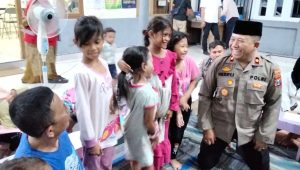 Foto: Kapolsek Semampir KOMPOL Herry Iswanto memberikan motivasi dan pendidikan karakter kepada anak-anak dalam program Polisi Sahabat Anak di Wonokusumo Surabaya