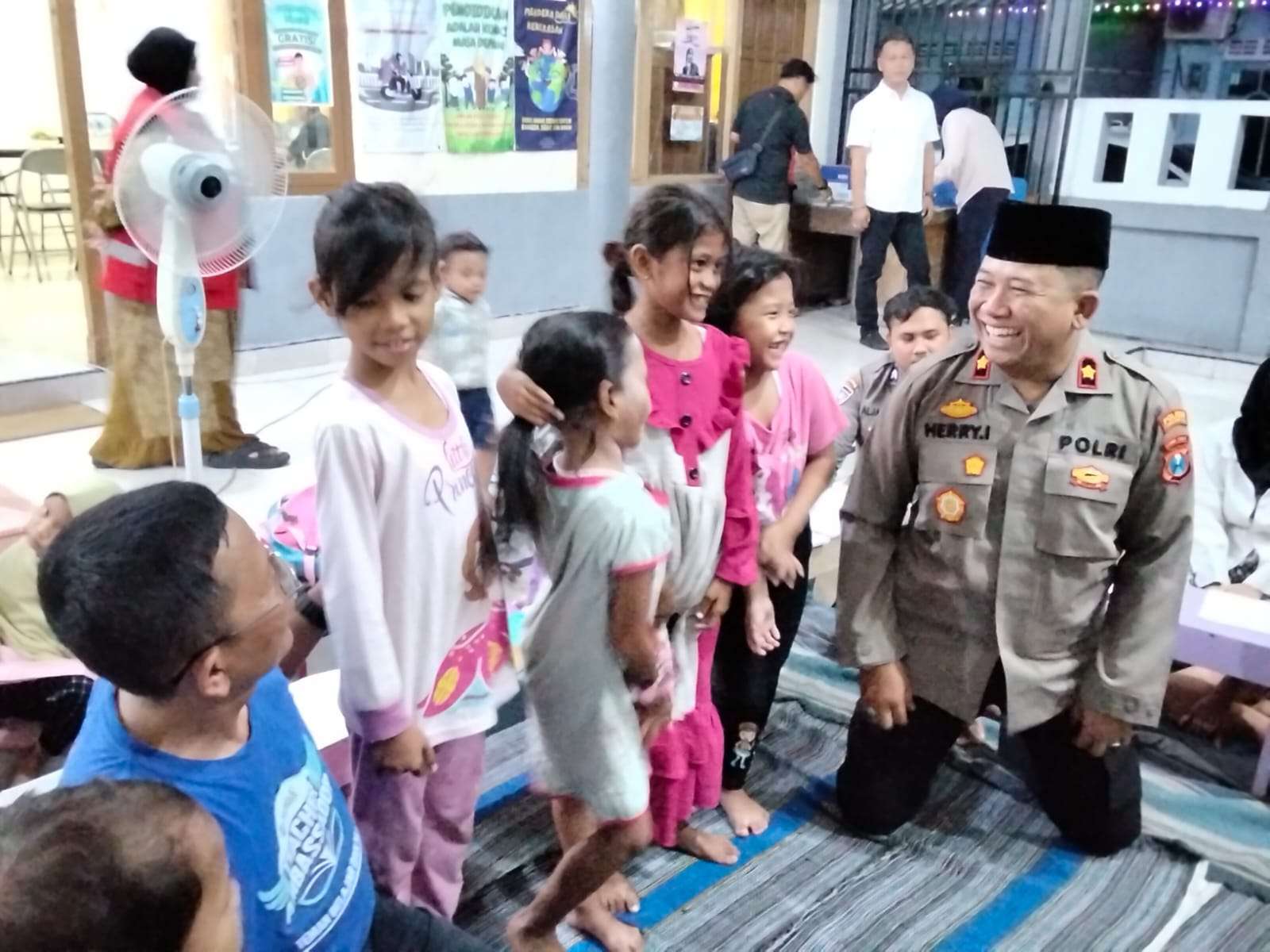 Foto: Kapolsek Semampir KOMPOL Herry Iswanto memberikan motivasi dan pendidikan karakter kepada anak-anak dalam program Polisi Sahabat Anak di Wonokusumo Surabaya