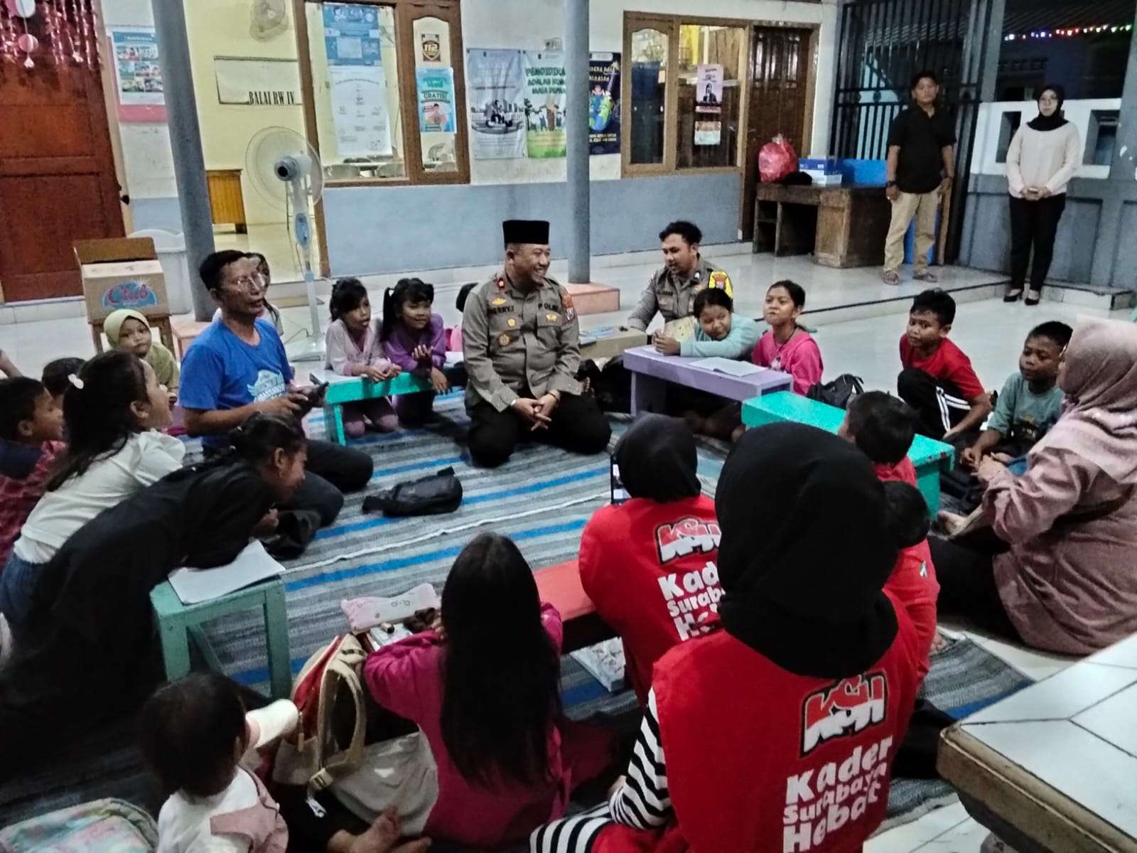 Foto: Kapolsek Semampir KOMPOL Herry Iswanto memberikan motivasi dan pendidikan karakter kepada anak-anak dalam program Polisi Sahabat Anak di Wonokusumo Surabaya