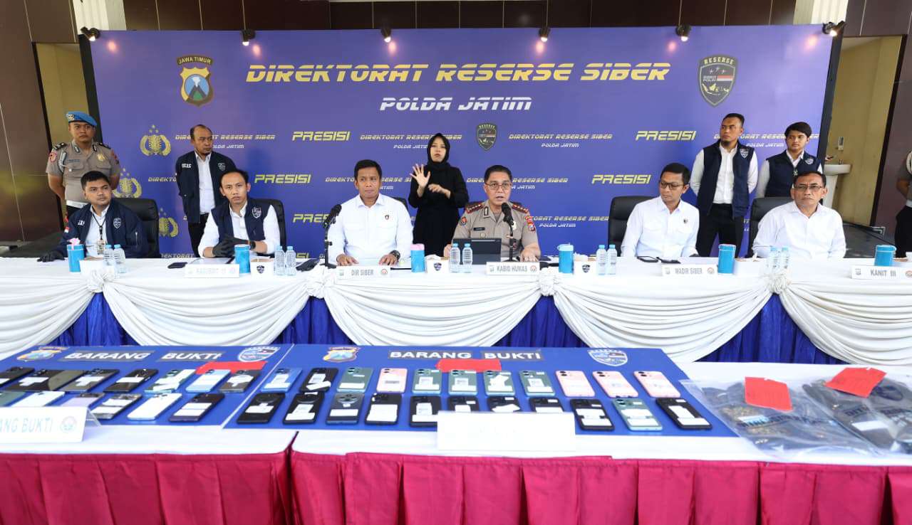 Foto: Direktorat Reserse Siber Polda Jatim saat merilis pengungkapan sindikat penipuan online jual beli mobil lintas daerah di Gedung Mahameru Surabaya.