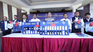 Foto: Direktorat Reserse Siber Polda Jatim saat merilis pengungkapan sindikat penipuan online jual beli mobil lintas daerah di Gedung Mahameru Surabaya.