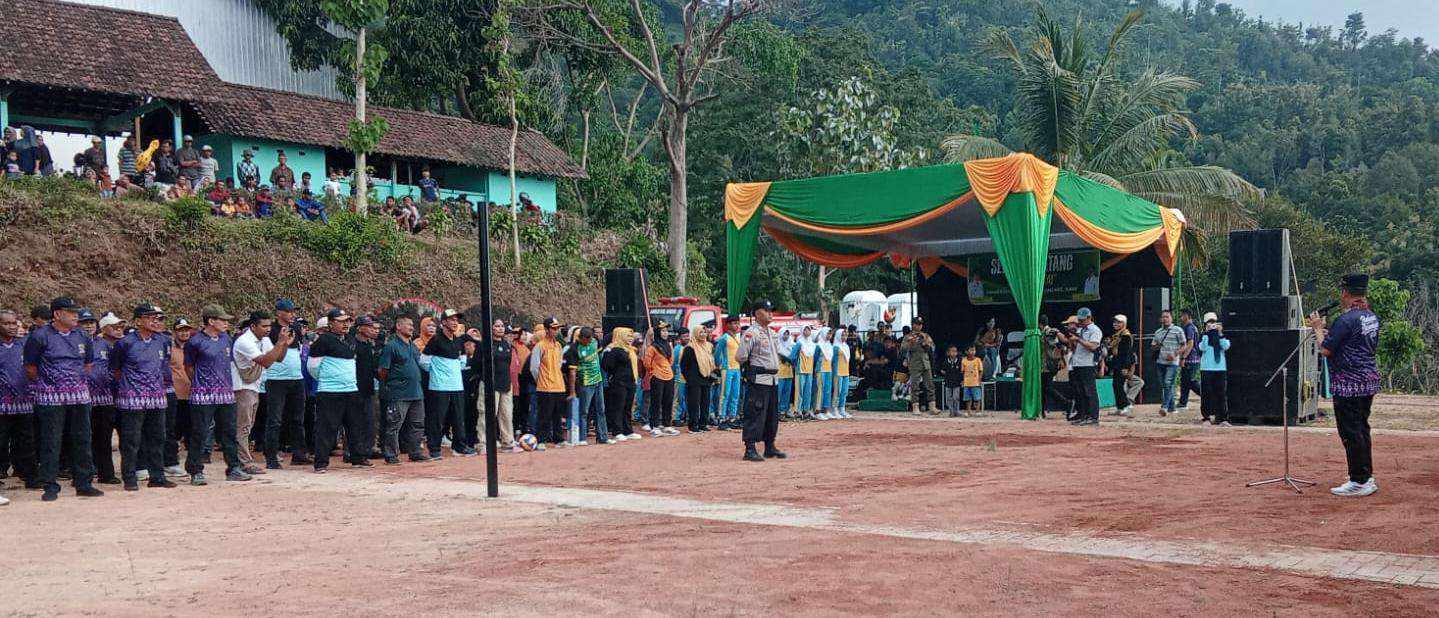 Foto: Bupati dan Wakil Bupati Madiun disambut warga Desa Bodag dalam kegiatan BAHANA BERSAHAJA di Kecamatan Kare.
