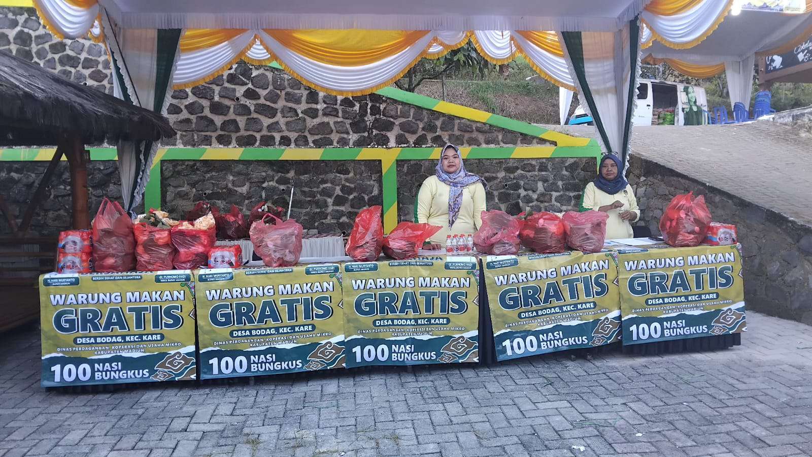 Foto: Kepala Dinas Perdagkop UM Kabupaten Madiun Indra Setyawan saat menjelaskan layanan UMKM dan pasar murah dalam program Bahana Bersahaja di Kabupaten Madiun