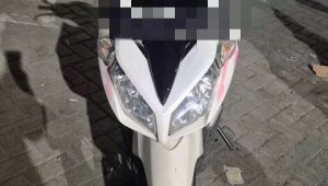 Foto: Resmob Polrestabes Surabaya mengamankan pelaku pencurian sandaran kursi besi fasilitas umum di kawasan Sukolilo Surabaya.